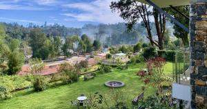 uma vista para um jardim a partir de uma casa em Mountain Retreat Kodai em Kodaikānāl