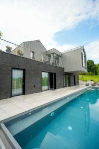 Donja PušćaにあるMagdala Lodge - wellness oasisの家の前にプールがある家
