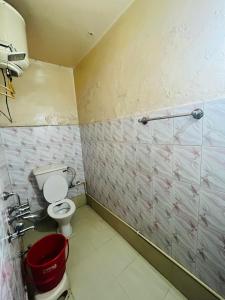 Ванная комната в Hotel Raj Golden & Restaurant