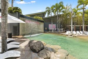 Bazén v ubytování Gilligan's Hotel & Resort Cairns nebo v jeho okolí