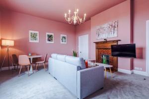 Posezení v ubytování Pink Palace - Central Apartment
