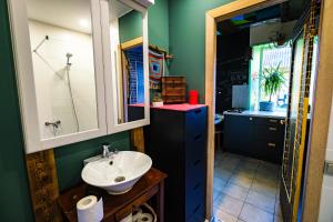 La salle de bains est pourvue d'un lavabo et d'un miroir. dans l'établissement Kabina, à Pakruojis