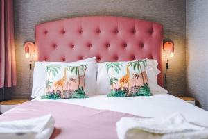 Postel nebo postele na pokoji v ubytování Pink Palace - Central Apartment