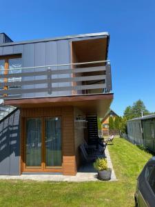 una casa con un balcón en el lateral. en Morska Bryza en Chłopy