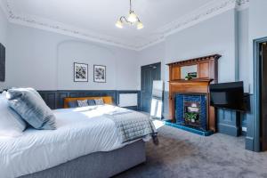 1 dormitorio con 1 cama y chimenea en Supersized Studio in Chester, en Chester