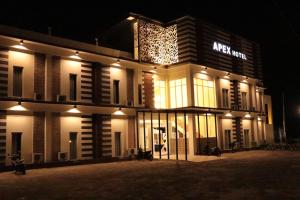 een nachtzicht op een gebouw met verlichting aan bij Hotel Apex Dobo in Dobo