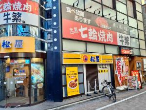 Supermarket nebo jiné obchody v  hotelu nebo okolí