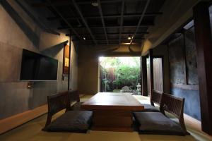 Televízia a/alebo spoločenská miestnosť v ubytovaní Zen Machiya Inn