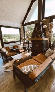 sala de estar con sofá y chimenea en HYTTE - Cozy Stay For Families & Friends, 