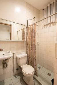 La salle de bains est pourvue de toilettes et d'un lavabo. dans l'établissement JP Santiago Studio Makati J304, à Manille