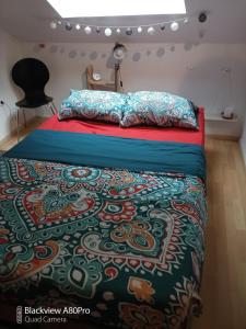 een slaapkamer met een bed met een kleurrijke deken bij Um Burebierg apartment 35m2 