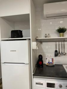 una cucina con frigorifero bianco e bancone di C1 Madrid, Zona exclusiva a Madrid