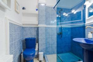 uma casa de banho azul com um WC e um lavatório em Copenhagen adorable and cosy Apt in calm district em Sófia