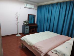 Postel nebo postele na pokoji v ubytování 空中花园民宿 贵阳火车站店