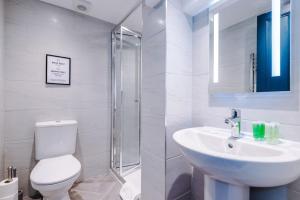 een witte badkamer met een toilet en een wastafel bij ZooBlu: Chester 1-Bed in Chester