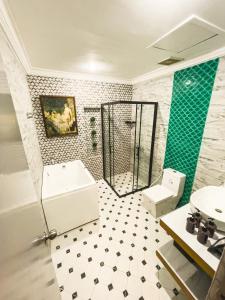 Miramar Hotel tesisinde bir banyo