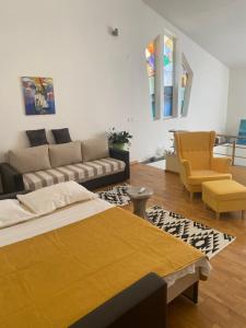 salon z łóżkiem i kanapą w obiekcie Resort Villa Moses w Novalji