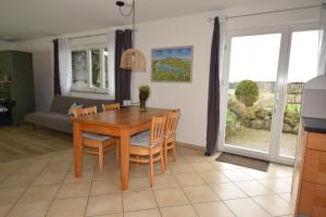 a kitchen and dining room with a wooden table and chairs at Ferienwohnung am Obstgarten in Salem