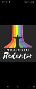 een bord waarop staat: Pussada solar do reforia met een regenboog bij Pousada Solar do Redentor in Rio de Janeiro