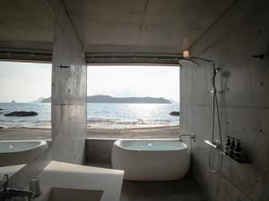 Denpaku The Beachfront MIJORA的一间浴室
