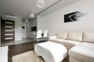 sala de estar con sofá y mesa en erApartments Oxygen Residence, en Varsovia