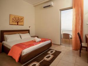 Un dormitorio con una cama con un osito de peluche. en Hotel Panorama, en Kalamata
