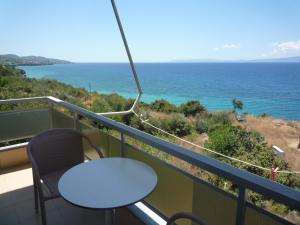 balcón con mesa y vistas al océano en Hotel Panorama, en Kalamata
