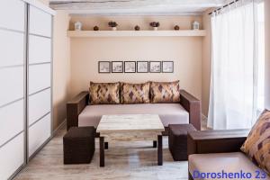 sala de estar con sofá y mesa en Do Lvova Central Apartments, en Leópolis