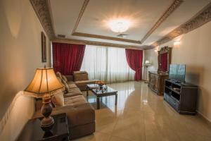 Sara Plaza في الكويت: غرفة معيشة بها أريكة وتلفزيون