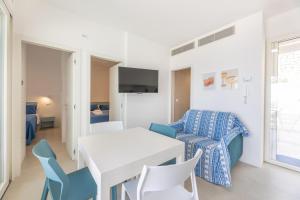 een woonkamer met een witte tafel en stoelen bij Marinaia Gran Vista Mare in Marittima