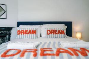 Postel nebo postele na pokoji v ubytování 2-Bed Victorian Oasis in Chester
