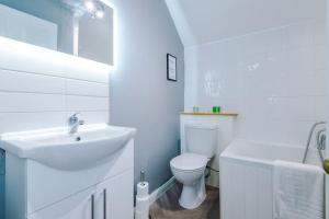 Ванна кімната в 2-Bed Victorian Oasis in Chester