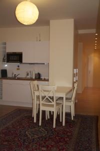 cocina con mesa de comedor y sillas en Premarental Apartment, en Viena