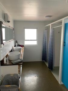 een badkamer met 2 wastafels en een raam bij Wedderburn Farm Stay in Wedderburn