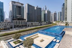 Bazén v ubytování ALiving Luxury 1BR Apartment Vera Residence Business bay Dubai 521 nebo v jeho okolí
