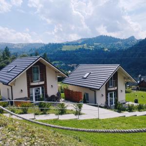 zwei Häuser mit Sonnenkollektoren auf ihren Dächern in der Unterkunft Cisza i Spokój in Szczawnica