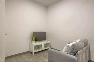マドリードにあるRiNa MADRID apartamento 2のソファとテレビのあるリビングルーム +2枚の写真