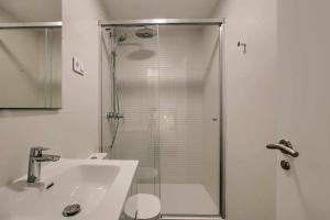 y baño con ducha, lavabo y aseo. en RiNa MADRID apartamento 2, en Madrid