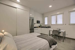 マドリードにあるRiNa MADRID apartamento 2のベッドとテーブルとキッチンのある寝室
