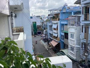 uma vista panorâmica de uma rua da cidade com edifícios em KEIRA s HOUSE em Ho Chi Minh