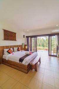 Un pat sau paturi într-o cameră la Adhidrawa Ubud