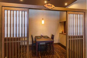 那須塩原市にある美肌の湯と寛ぎの宿 光雲荘のダイニングルーム(テーブル、テーブル、椅子付)