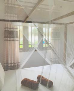 Un pat sau paturi într-o cameră la Surf Home Stay Hiriketiya