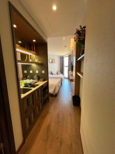 a room with a bed and a kitchen and a bathroom at Apec mandala Mũi Né in Ấp Khánh Phước (1)