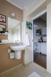 a bathroom with a sink and a kitchen at Castelli Studios centro SP in Sao Paulo +38 photos