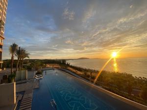a swimming pool with a view of the ocean at Apec mandala Mũi Né in Ấp Khánh Phước (1)
