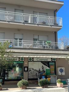ein Gebäude mit Balkon auf einem Laden in der Unterkunft Da Elena in San Mauro a Mare
