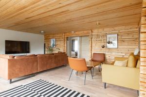 a living room with a couch and a table at Hirsihuvila yksityisessä niemessä Petäjävedellä in Petäjävesi
