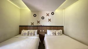 Llit o llits en una habitació de Mawar Asri Hotel