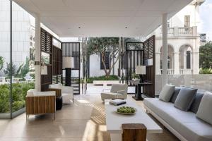 uma sala de estar com um sofá e uma mesa em R48 Hotel and Garden em Tel Aviv